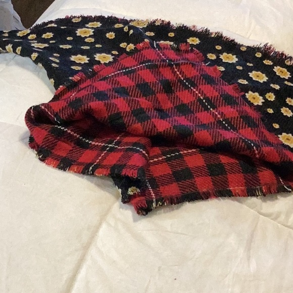 Reversible Scarf - Picture 2 of 4